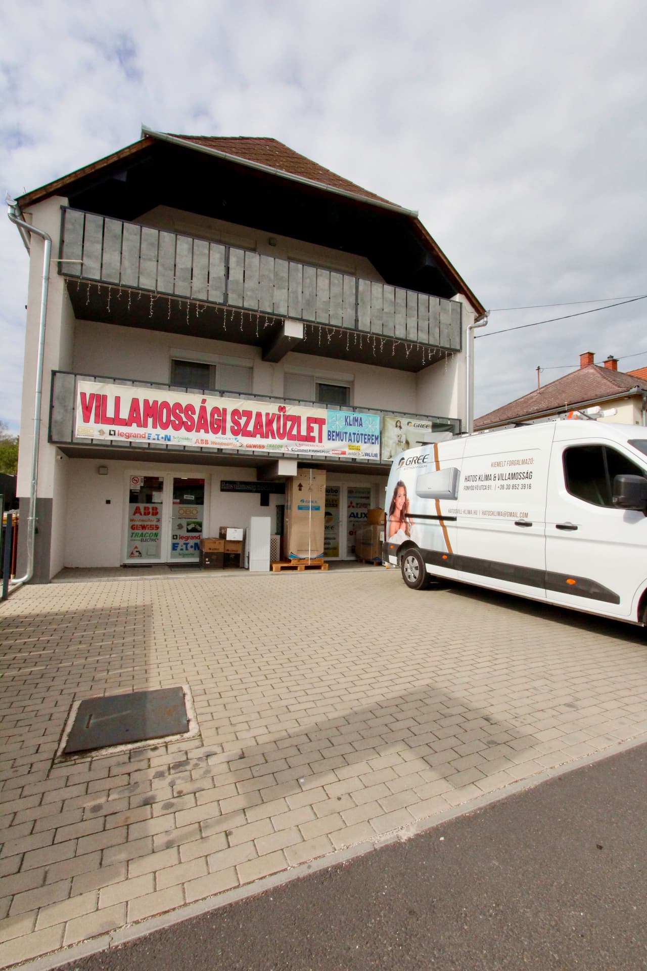 A villamossági szaküzlet homlokzata