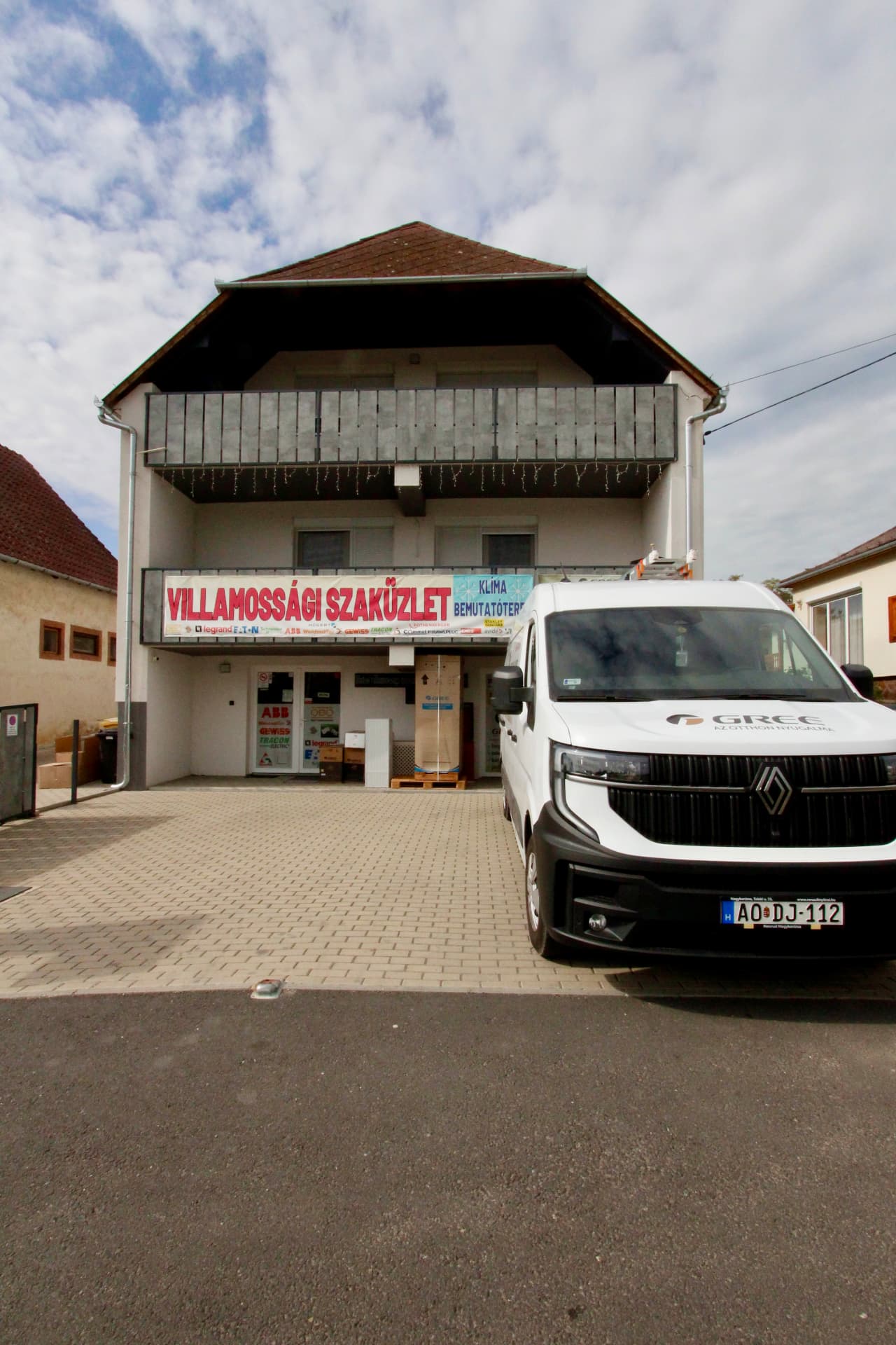 A szaküzlet bejárata a GREE kisteherautóval