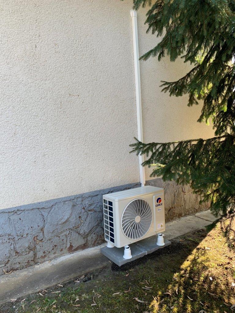 Gree kültéri egység a ház falánál