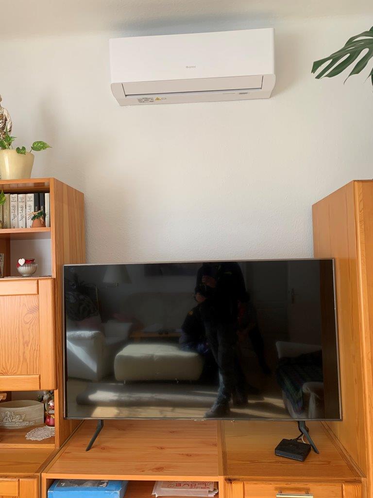 Beltéri klíma a nappaliban a televízió fölött