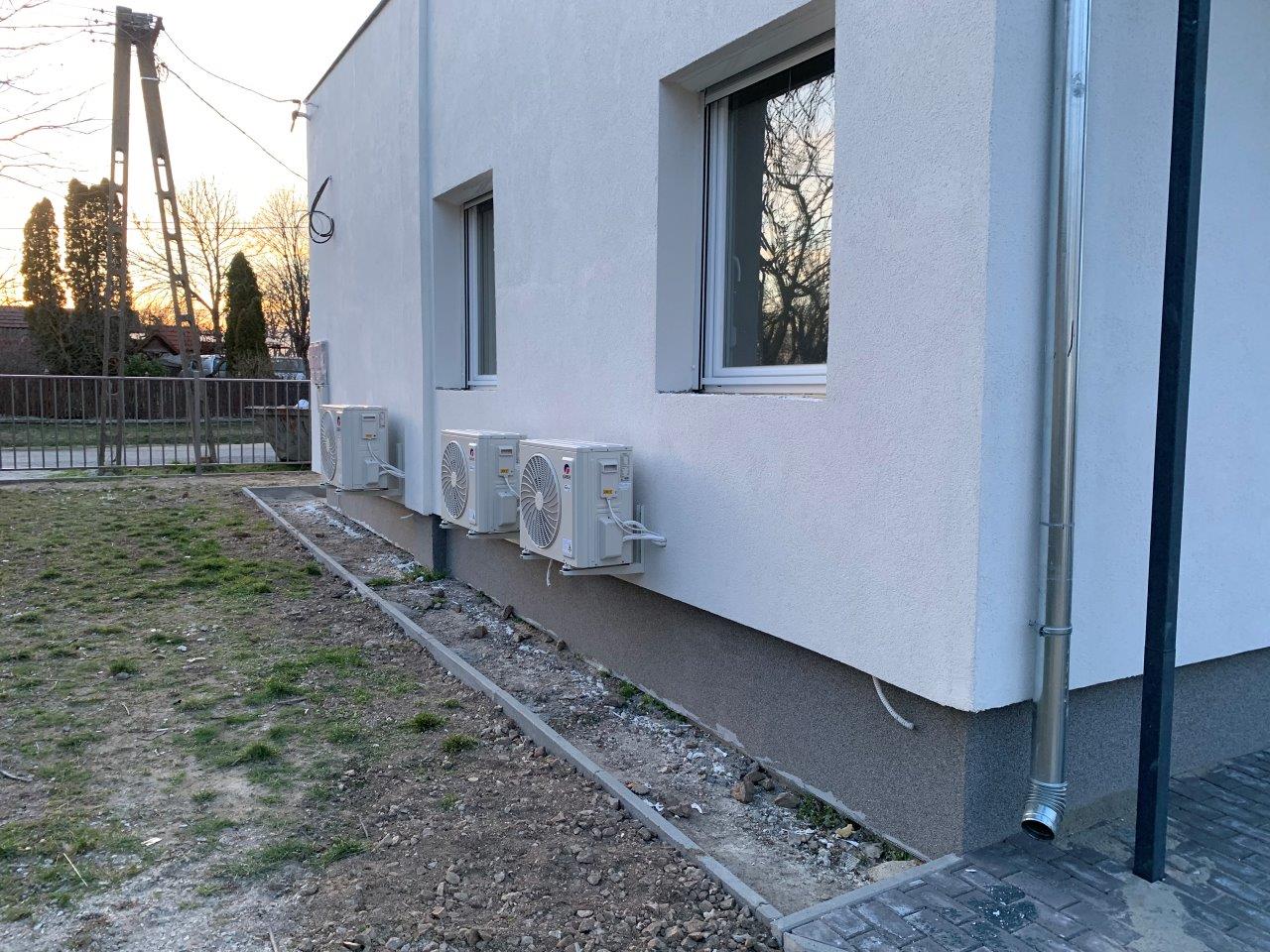 Több kültéri klímaegység házfalra szerelve
